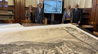 Digitalisierungsprojekt beendet: Maria Effinger (v.l.), Josua Walbrodt und Margit Krenn mit Kulturbürgermeister Wolfgang Erichson mit dem Merian-Stich.