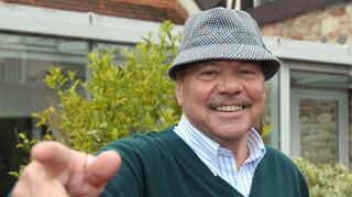 Klaus Schlappner, früherer Trainer des SV Waldhof Mannheim, steht im Jahr 2010  vor seinem Wohnhaus im südhessischen Einhausen.