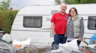Andy und Annette auf dem Hof neben „Andys Steinwelt“. Den Wohnwagen haben sie 2019 gekauft.