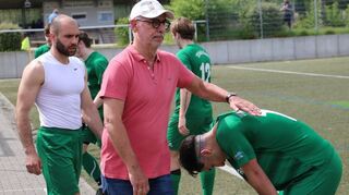 Nach der Partie gegen Feudenheim musste TSV-Amicitia-Trainer Thomas Jöhl seine Spieler trösten. Das soll sich am Sonntag nicht wiederholen.