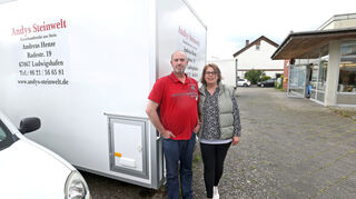 Andy und Annette mit ihrem neuen Verkaufsanhänger vor ihrer Werkstatt in Maudach.