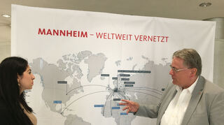 Fojkar mit der Bundestagsabgeordneten Melis Sekmen im Stadthaus bei der Konferenz von Vertretern der Mannheimer Partnerstädte.