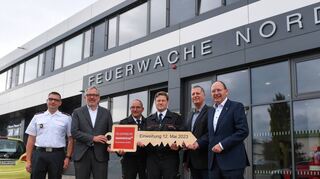 Kommandant Markus Richter (Freiwillige Feuerwehr, v.l.), OB Peter Kurz, Wachleiter Klaus Sieber, Branddirektor Thomas Näther, Bernd Oberländer (Peter Gross Bau) und Erster Bürgermeister Christian Specht bei der Einweihung der Feuerwache Nord.