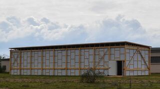 Fabian Knechts Kubus mit dem Titel „Isolation (52˚33’44.1”N 14˚03’12.8”E)“ auf einer Wiese der Bundesgartenschau.