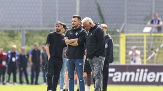 Waldhof-Trainer Christian Neidhart (r.) steht nach dem Spiel neben Teammanager Yannick Heck.