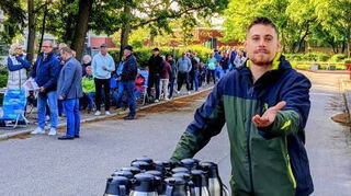 Betriebsleiter Christopher Di Vita gibt für die Wartenden Kaffee aus.