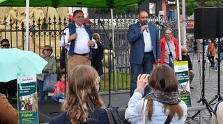 Hoher Parteibesuch: Der Grüne OB-Kandidat Raymond Fojkar (l.) hat seinen Bundesvorsitzenden Omid Nouripour auf dem Marktplatz empfangen.