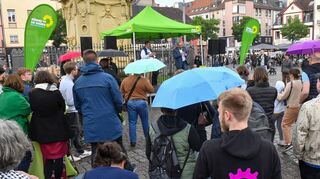 Samstagabend in Mannheim: Kein ideales Wetter für einen Walkampfauftritt im Freien.