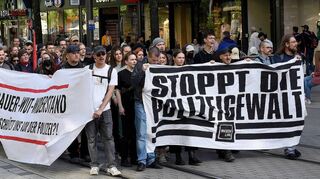 Gemeinsam gegen Polizeigewalt: nach dem SEK-Einsatz hatte die Black Academy dazu aufgerufen, sich der Demonstration zum Jahrestag des tödlichen Polizeieinsatzes am Marktplatz anzuschließen.