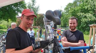Nico Netzer (l.) von Basement Bikes repariert beim Mobilitätstag in Franklin das Fahrrad von Andreas Demuth.