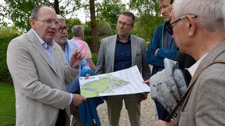 Ein Tag im Leben des Wahlkämpfers Christian Specht. Auf der Buga trifft er zufällig auf eine Delegation aus Wuppertal - die Stadt richtet 2031 die Buga aus.