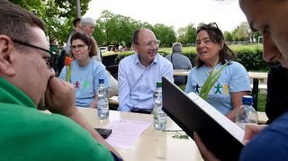 Beim Sportplatzfest auf dem 48er Platz auf dem Almenhof spricht Specht mit den Vertretern der Elterninitiative.