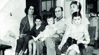 Das Familienbild mit Beatrice und Jonathan Knight, Franz Georg, Edna, Ben und Susie Hirschler wurde vermutlich 1962 im englischen Parkleys aufgenommen.