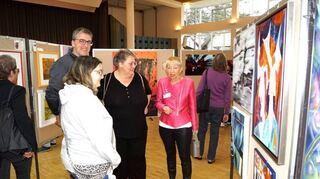 Die Ausstellung stieß am Wochenende auf großes Interesse, die Besucher suchten das Gespräch mit den anwesenden Künstlern.