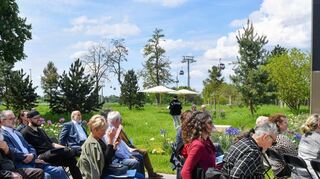Bänke, Bäume, Infotafeln: Der neue Erinnerungsort an die Mannheimer Gastarbeiter auf Spinelli ist jetzt eingeweiht worden.