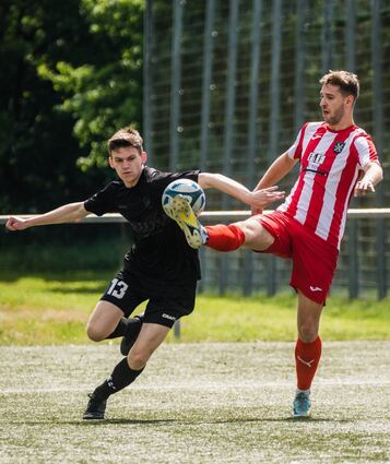 Lampertheims Jonas Neher (rechts) versucht hier den SSG-Akteur Jojhannes Gundolf zu stoppen. Der TVL unterlag am Ende mit 0:2.