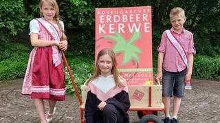 Sophie Altenmüller (Mitte) löst Erdbeerprinzessin Lucy (l.) und Erdbeerprinz Tom (r.) als Rosengärtner Hoheit ab.