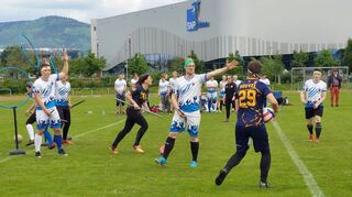 Die Heidelberger Hellhounds in den weiß-blauen Trikots treffen beim European Quidditch Cup auf die Paris Titans – und müssen sich den Favoriten am Ende geschlagen geben.