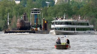 Das ausgemusterte Marine-U-Boot «U17» hat auf dem Rhein oft Begleitung - wie hier am Wochenende in der Nähe von Koblenz.
