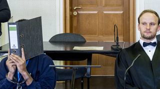 Der Angeklagte mit seinem Verteidiger Thilo Schwarz am ersten Prozesstag.