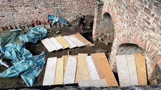 Die Bogensteine der Gewölbebrücke sind teilweise zerstört und nicht mehr tragfähig. Auch der Baugrund im Burggraben wird untersucht.