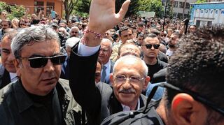 Kemal Kilicdaroglu (Mitte) ist Hoffnungsträger vieler liberal eingestellter Türken.