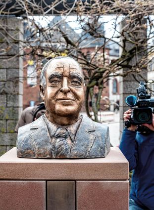 Die Kohl-Büste des Speyerer Künstlers Wolf Spitzer in Speyer.