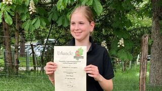 Nele Mayer konnte sich über eine Urkunde bei den Hessischen Meisterschaften freuen, die sie von Landesjugendleiter Stefan Rinke überreicht bekam.