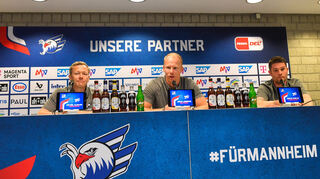 Der neue Adler-Trainer Johan Lundskog (Mitte) mit Sportmanager Jan-Axel Alavaara (links) und Pressesprecher Adrian Parejo.