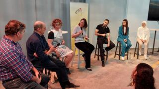 Alexander Siegmund (v.l.), René Leicht und Diana Pretzell haben mit Jugendlichen darüber diskutiert, wie Klimaschutz funktionieren kann. „MM“-Redakteurin Madeleine Bierlein (M.) moderierte.