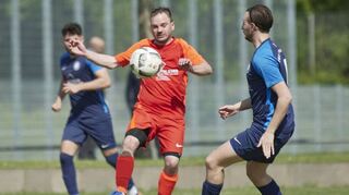 SG-Akteur Marco Guntram (in Rot) und David Baum vom TSV Schönau im Kampf um den Ball.