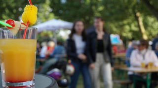 Beim Maifest 2022 wird den Besuchern unter anderem ein "Halleluja" kredenzt - der Cocktail mit Malibu, Bacardi, Orangen- und Maracuja-Saft sowie Grenadine und Eiswürfeln schmeckt.