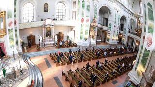 In den christlichen Kirchen bleiben Bänke zunehmend unbesetzt – auch in der Mannheimer Jesuitenkirche.