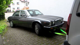 Ein Abschleppfahrzeug konnte den Wagen nicht herausziehen, da die Zufahrt zu eng war. Daher erklärte sich Fotograf René Priebe bereit, dem Jaguar-Besitzer zu helfen.