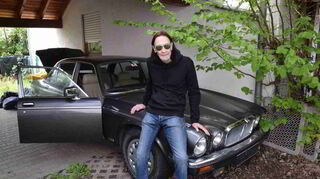 Chris B., der Besitzer des Jaguars, ist erleichtert, dass sein Wagen nun wieder an einem sicheren Ort geparkt ist.
