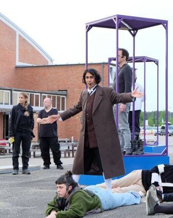 NTM-Schauspielerin Tala Al-Deen (Mitte) und das Stadtensemble.