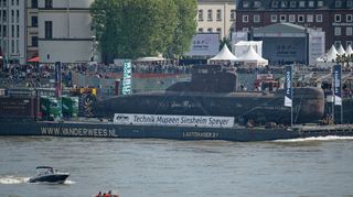 Vor ein paar Tagen noch in Düsseldorf nun in Mannheim im Hafenbecken 21: Das U-Boot "U17" macht Station in Mannheim.