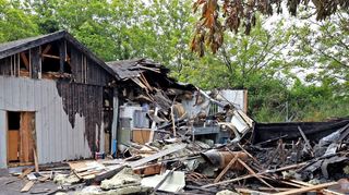 Ein Anblick der Verwüstung: die stark beschädigte Gaststätte „Bei Kosta“ eine Woche nach dem Feuer.