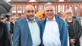 Der Grüne OB-Kandidat Raymond Fojkar (r.), hier mit dem Grünen-Bundesvorsitzenden Omid Nouripour auf dem Marktplatz.