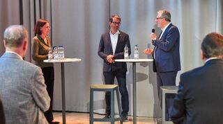 Madeleine Bierlein (v.l.) moderiert eine Diskussionsrunde mit Staatssekretär Andre Baumann und Oberbürgermeister Peter Kurz.