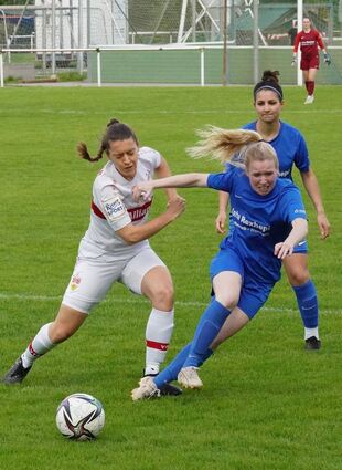 Pia Kielmann (in Blau) und ihre Teamkolleginnen vom TSV Amicitia konnten die Partie gegen den VfB Stuttgart lange offen halten.