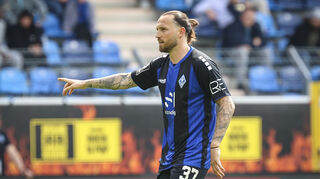 Waldhofs Marco Höger Ball beim Spiel in der 3. Liga, SV Waldhof Mannheim - SpVgg Bayreuth.