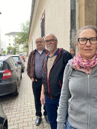 Wollen sich auch für freie Gehwege einsetzen (v.r).: Die Fuss-Mitglieder Ines Joneleit, Gerhard Fontagnier, und Manfred Hetzel demonstrieren, wie eng es auf manchen Gehwegen ist, hier im Quadrat C 5.