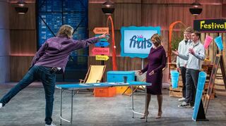 Die Investoren Nils Glagau (l.) und Dagmar Wöhrl spielen in der Vox-Gründershow „Die Höhle der Löwen“ Bierpong mit dem selbst kühlenden Getränkebecher „frats Cup“.