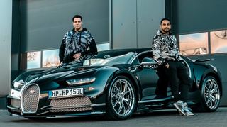 Omid Mouazzen (r.) und Kevork Kazanjian haben sich diesen Bugatti angeschafft, um damit Werbung für ihr Unternehmen zu machen.