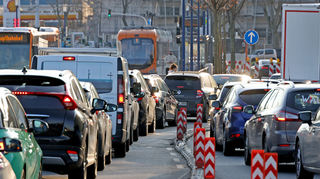 Fahrspurbegrenzungen sollen Auffahrunfälle am Neckarauer Übergang verhindern,
indem das Einfädeln verzögert wird. Nun sind die rot-weißen Stangen wieder entfernt worden.