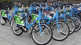 Seit einem knappen halben Jahr stehen unter anderem auf dem Apostelplatz die Fahrräder von VRN-Nextbike zum Ausleihen bereit.