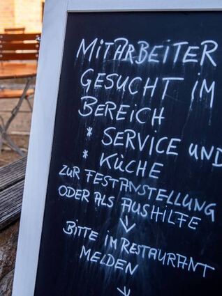 Der Personalmangel bremst die Wirtschaft immer stärker aus.