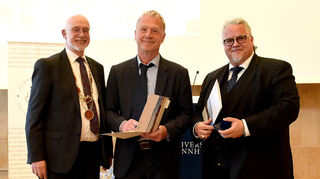 Haben sich mit herausragendem Engagement an der Universität verdient gemacht: Thomas König (M.) und Michael Meckel mit Rektor Thomas Puhl (l.).