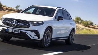 Um die Breite des neuen GLC zu betonen, schließen die Frontscheinwerfer unmittelbar an den Grill an. Ab der AMG Line ist der große Stern von einem dreidimensionalen Sternenmuster eingefasst.